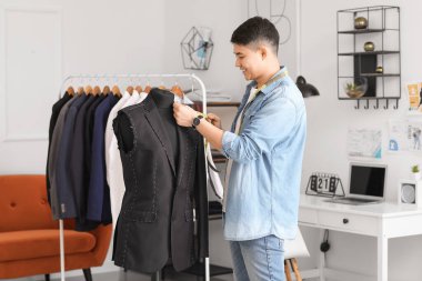 Stüdyoda genç Asyalı stilist