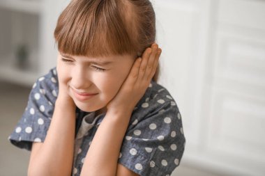 Evde korkmuş küçük bir kız var. Aile içi şiddet kavramı