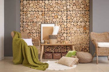 Hasır koltuklu ve masalı modern odanın içi