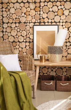 Hasır koltuklu ve masalı modern odanın içi