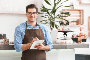 Kafesinde işyeri sahibinin portresi.