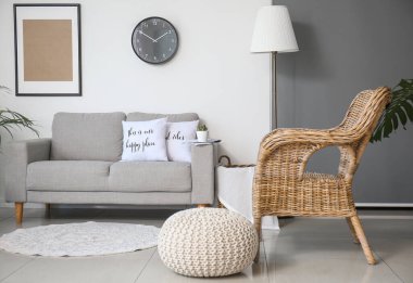 Rahat koltuğu ve kanepesi olan modern bir oda.