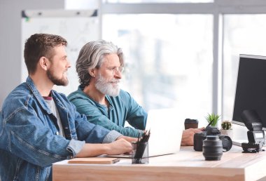 Stüdyoda genç fotoğrafçılara öğretmenlik yapıyor.