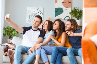 Selfie evde alarak arkadaşlar