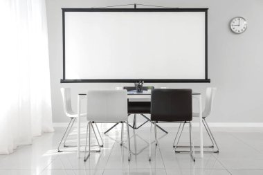 Projektörlü oda, ofisteki konferansa hazır.