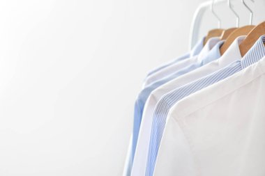 Açık arkaplanda kıyafetlerle dizilin, yakın plan
