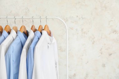 Açık arkaplanda kıyafetlerle dizilin