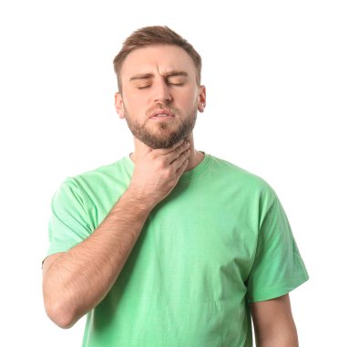 Genç adam beyaz arka planda tiroit bezini kontrol ediyor.