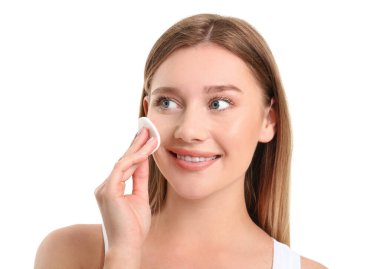 Beyaz arka plan üzerinde pamuk ped ile güzel genç kadın