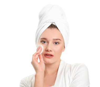 Beyaz arka plan üzerinde pamuk ped ile güzel genç kadın