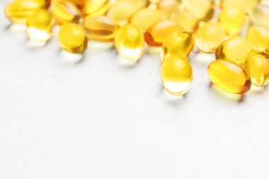 Beyaz masada balık yağı kapsülleri