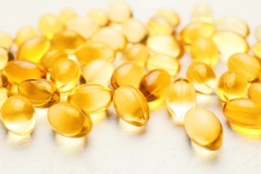 Beyaz masada balık yağı kapsülleri