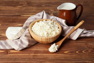 Ahşap arka plan üzerinde farklı süt ürünleri