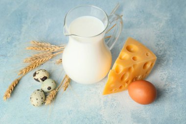 Renkli arka planda farklı süt ürünleri