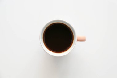 Arka planda bir fincan sıcak kahve, üst manzara.