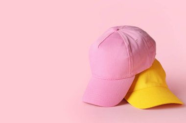 Renk arkaplanı üzerindeki boş kapaklar