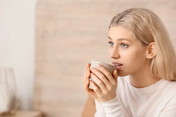 Schöne Junge Frau Trinkt Tee Hause — Stockfoto