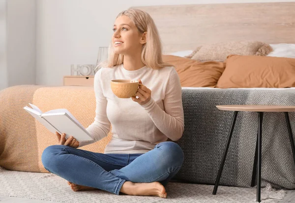 Bella Giovane Donna Che Beve Mentre Legge Libro Casa — Foto Stock