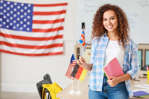 Jovem Estudante Escola Idiomas — Fotografia de Stock