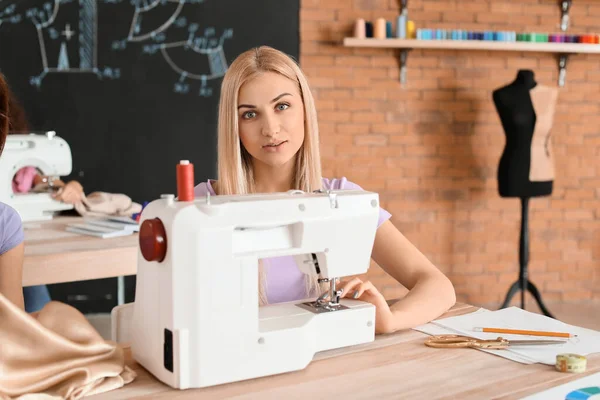 Young Woman Tailor Class Atelier — Stock Photo, Image