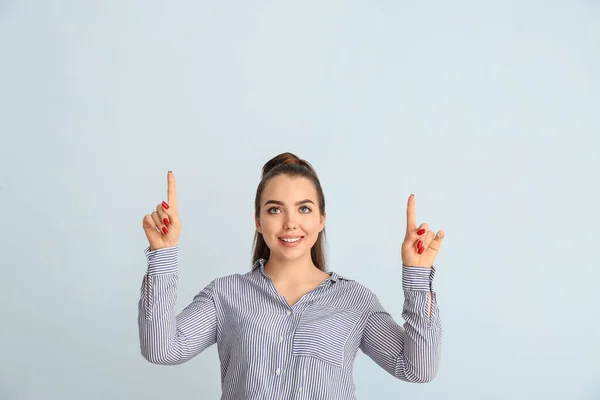 Portret Van Mooie Jonge Vrouw Tonen Iets Kleur Achtergrond — Stockfoto