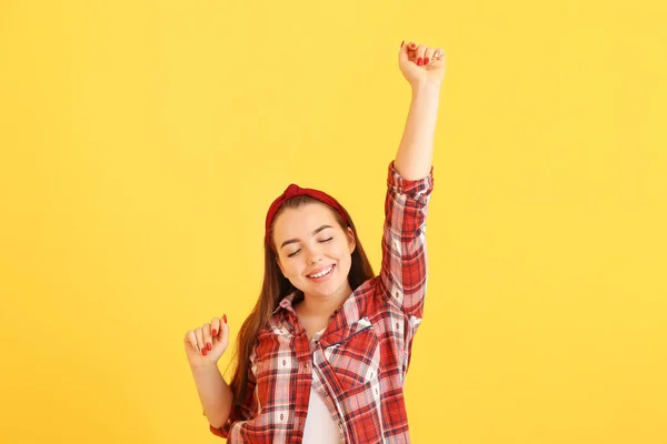 Portret Van Dansende Jonge Vrouw Kleur Achtergrond — Stockfoto