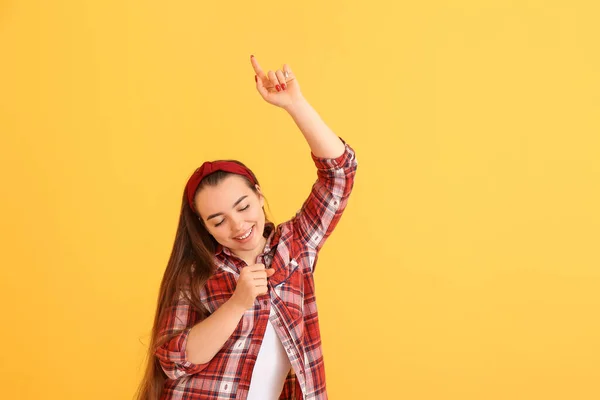 Portret Van Dansende Jonge Vrouw Kleur Achtergrond — Stockfoto