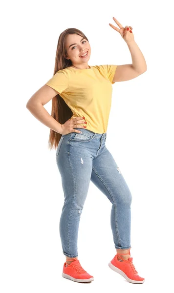 Retrato Bela Jovem Mulher Mostrando Gesto Vitória Fundo Branco — Fotografia de Stock