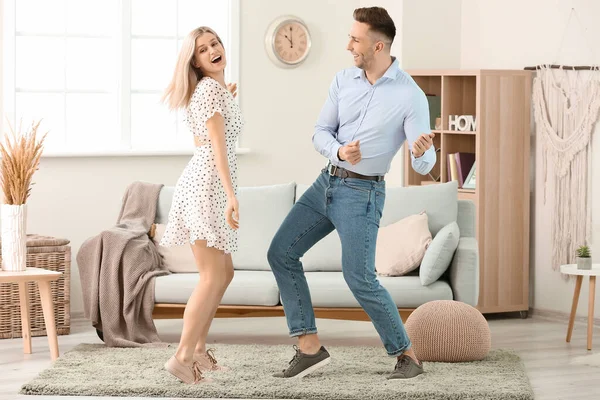 Feliz Pareja Joven Bailando Casa —  Fotos de Stock