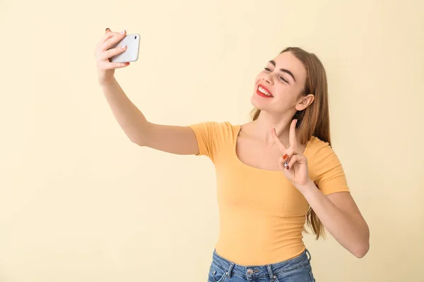 Mulher Bonita Tomando Selfie Fundo Cor — Fotografia de Stock