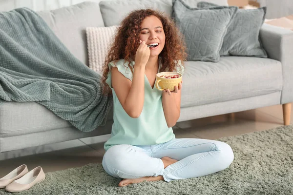 家でおいしいヨーグルトを食べる若い女性 — ストック写真