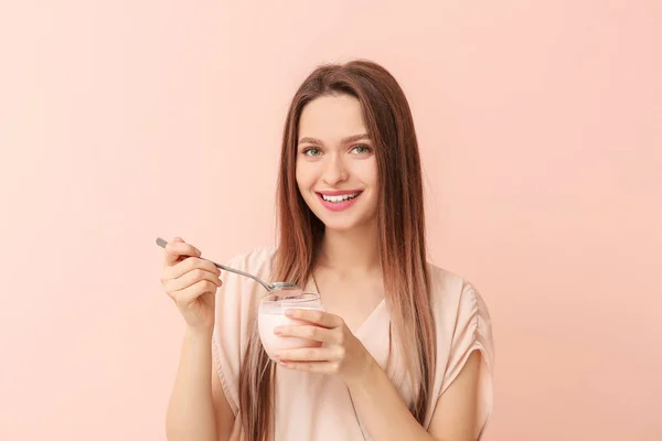 Молодая Женщина Вкусным Йогуртом Цветном Фоне — стоковое фото