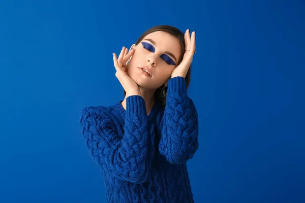 Retrato Mulher Jovem Moda Fundo Azul — Fotografia de Stock