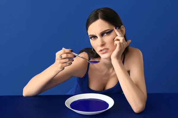 Portrait Fashionable Young Woman Plate Spoon Blue Background — Stock Photo, Image