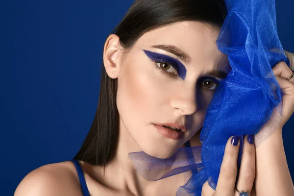 Retrato Mujer Joven Moda Con Velo Sobre Fondo Azul — Foto de Stock