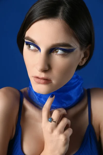 Retrato Mulher Jovem Moda Com Véu Fundo Azul — Fotografia de Stock