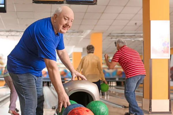 Senior People Playing Bowling Club — Stock Photo, Image