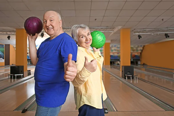 Senior Couple Showing Thumb Bowling Club — Stock Photo, Image