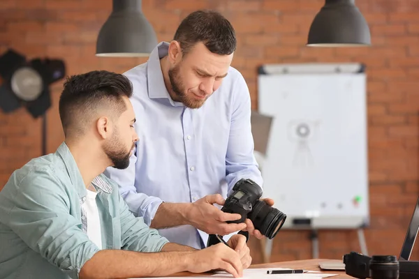 Mentor Enseñando Jóvenes Fotógrafos Estudio — Foto de Stock