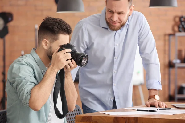 Mentor Teaching Young Photographer Studio — Stock Photo, Image