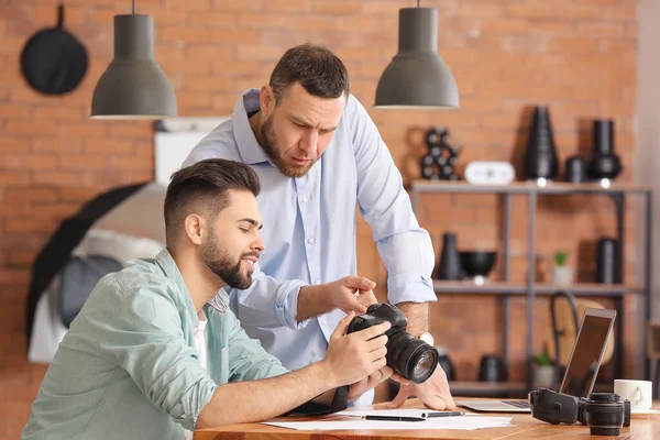 Mentor Teaching Young Photographer Studio — Stock Photo, Image