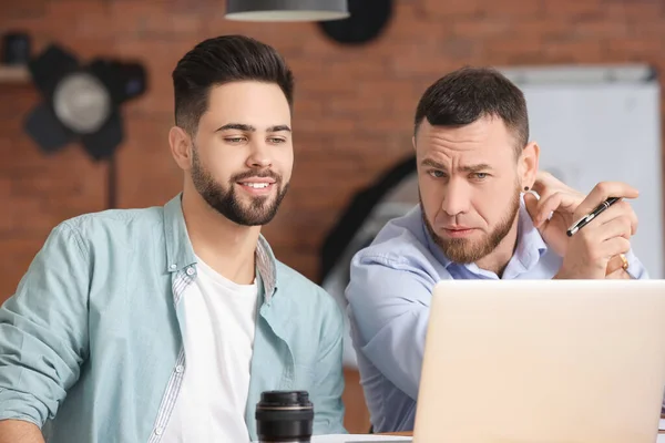 Mentor Enseñando Jóvenes Fotógrafos Estudio — Foto de Stock