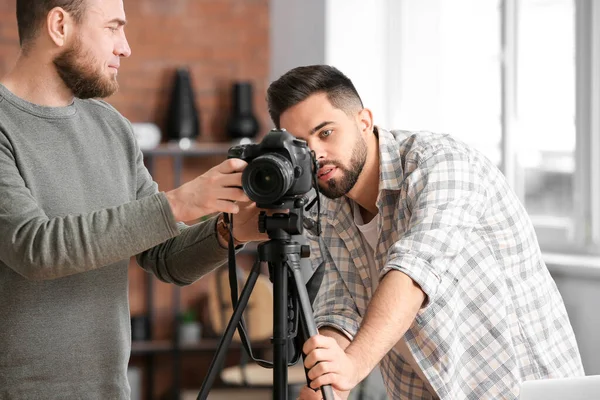 Stüdyoda genç fotoğrafçılara öğretmenlik yapıyor.