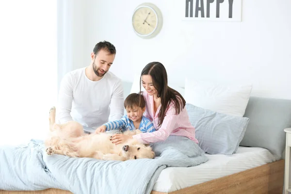 Glad Familj Med Hund Sovrum Hemma — Stockfoto