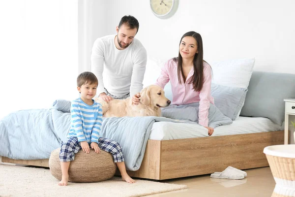 Keluarga Bahagia Dengan Anjing Kamar Tidur Rumah — Stok Foto