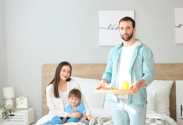 快乐的男人带着家人的早餐在床上 — 图库照片