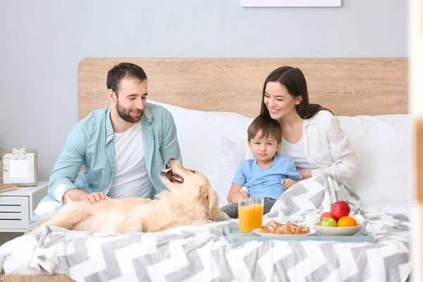 Счастливая Семья Завтракает Спальне — стоковое фото