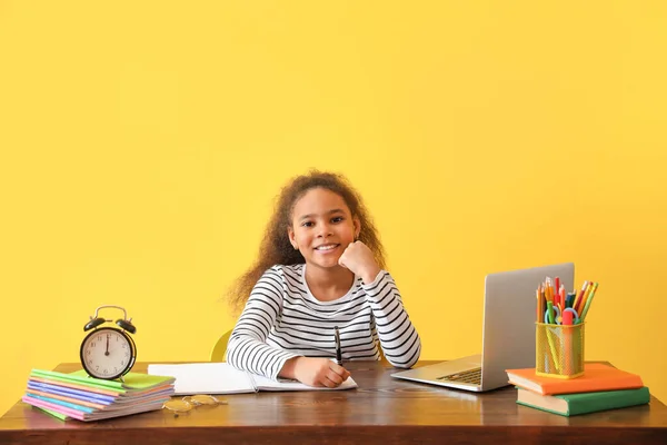 Klein Afrikaans Amerikaans Meisje Doet Huiswerk Tegen Kleur Achtergrond — Stockfoto