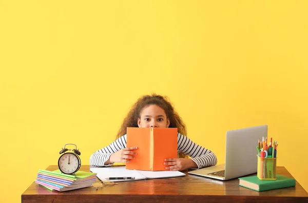 Klein Afrikaans Amerikaans Meisje Doet Huiswerk Tegen Kleur Achtergrond — Stockfoto