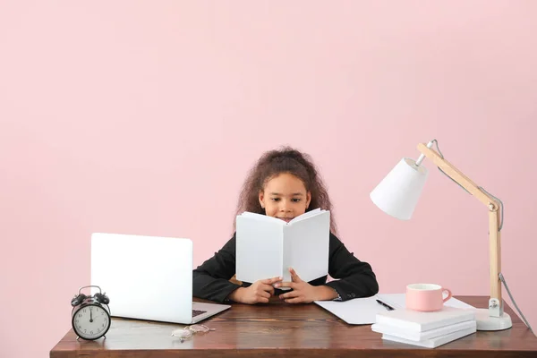 Niña Afroamericana Haciendo Tarea Contra Fondo Color — Foto de Stock